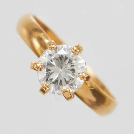 Ring, vit sten, stl 16, höjd 1-7mm, bredd 2,8-8mm, repig, 21K Vikt: 3 g