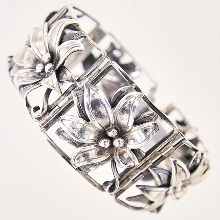 Armband med genombruten blomdekor, Ø60mm, stelt, öppningsbar, säkerhetskedja, låsdel fattas, något ojämn, silver 830/1000 Vikt: 59,6 g