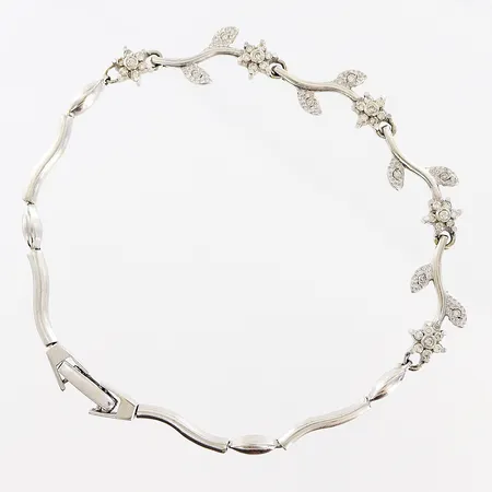 Armband, diamanter 8 x ca 0,005ct, 35 x ca 0,01ct, 19,5cm, bredd 10mm, vitguld, 18K. Vikt: 8,9 g