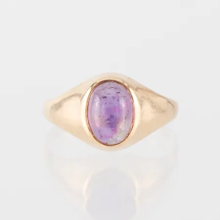 Ring med sten, storlek 16 ½ mm, bredd 1.8-10 mm, 18k. Vikt: 2,4 g