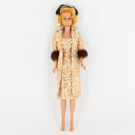 Barbiedocka, märkt Midge 1962 & Barbie 1958 by Mattel Inc, med klädsel #961 Evening Splendor, saknar handskar, skor, armband och väska, bruksslitage, lös tråd på klänning, färgbortfall på ögonfransar, inga övriga tillbehör.