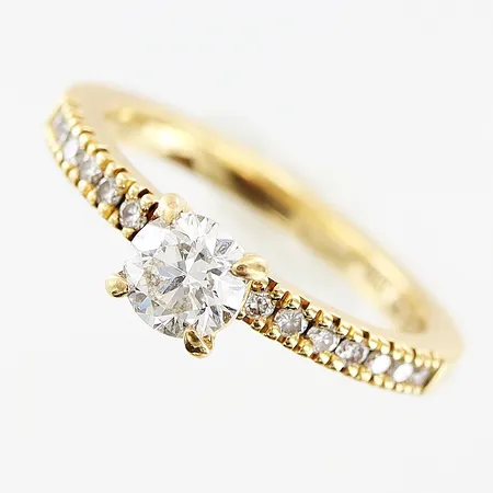 Ring, diamanter 15st totalt 0,49ctv enligt gravyr W/SI-VS, mittsten ca 0,35ct, stl 15, bredd 1,5-5mm, Schalins, ask, certifikat, 18K. Vikt: 2,8 g