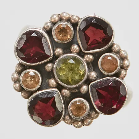 Ring, stl 20, granater, citriner, peridot, GHA, bredd 4-21,4mm, 925/1000 silver Vikt: 8,7 g