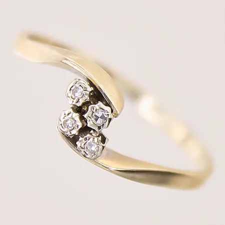 Ring med 8/8-slipade diamanter 4 x ca 0,01ct, stl: 20¼, bredd: 1,6-6,6mm, vitguld, behov av omrodiering, 18K Vikt: 2,3 g