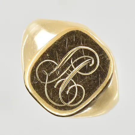 Klackring med monogram, stl 19¾, bredd 3-15 mm, 18K. Vikt: 4,5 g