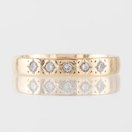 Ring med 5 st små diamanter, GHA, storlek 18 mm,bredd 3.3 mm,18k. Vikt: 4,1 g