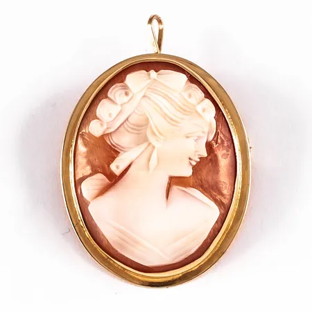 Brosch / Hänge Camé i 18K guld. Det är 26,5 mm brett, 33 mm långt exkl. infällbar ögla och väger 6,2g.