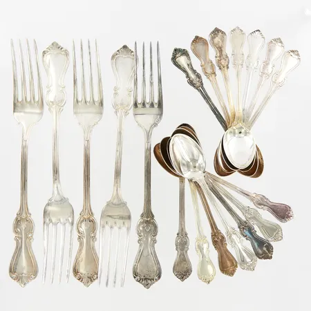 14 kaffeskedar samt 5 gafflar modell Olga, 11,5 samt 17,5cm, silver 830/1000 Vikt: 366,9 g