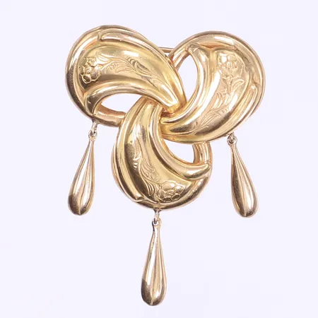 Brosch med graverad dekor och hängande droppar, höjd 55mm, svenska stämplar 1957, 18K Vikt: 5,4 g