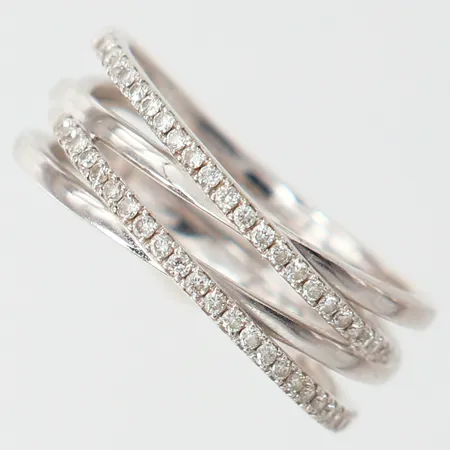 Ring med diamanter ca 48 x 0,0025ct, stl 17¼, bredd ca 5,5-8mm, vitguld, 18K Vikt: 4,6 g