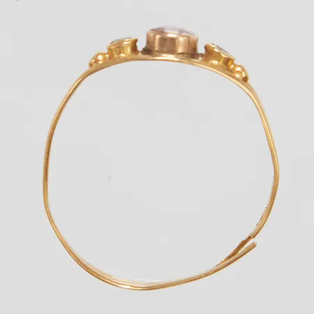 Ring, stl 17, år 1909 Vikt: 1 g