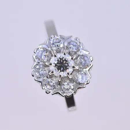 Carmosèring med diamant 1,25ct, A10/1975, stl 18, bredd 2-12, vitguld, 18K. Vikt: 5,4 g