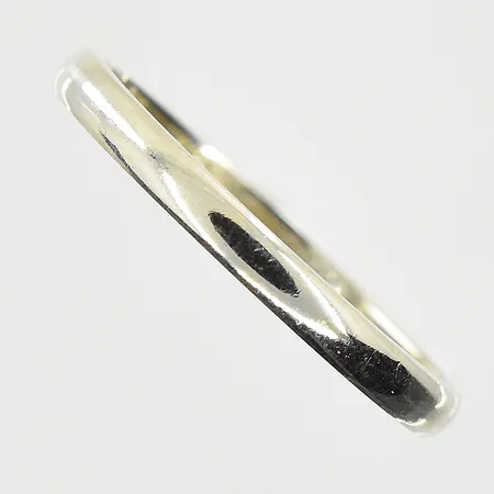 Ring, stl 18¾. bredd 2 mm, gravyr, vitguld, 18K. Vikt: 2,6 g