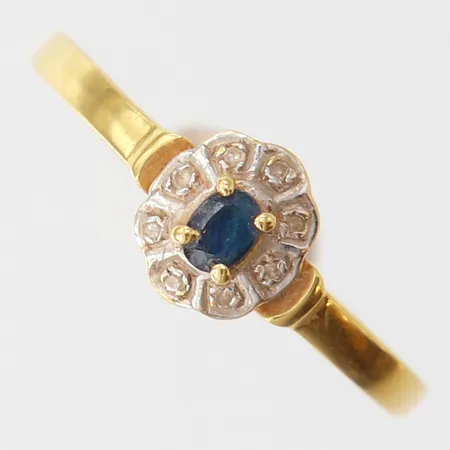 Ring med safir samt diamanter ca 8 x ca 0,0025ct, stl 19, bredd ca 1,5-7,5mm, repig, 18K Vikt: 2,3 g