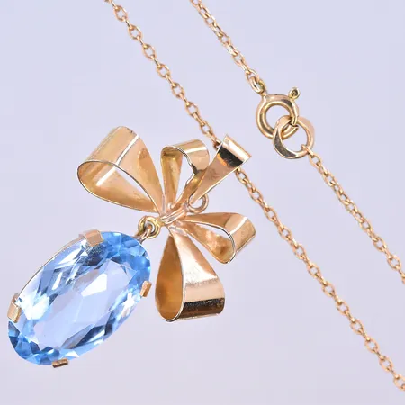 Kedja Ankar med hänge blå sten, längd på kedja 44,5 cm och bredd 1 mm, längd på hänget 32 mm och bredd 22 mm, 18K. Vikt: 5,8 g