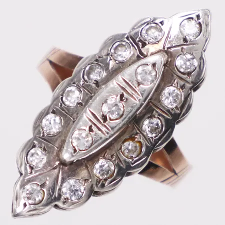 Ring, vita stenar, fattning i oädel metall, stl 17½, bredd 2,8-27mm, 14K, Bruttovikt 3,2gram Vikt: 3,2 g