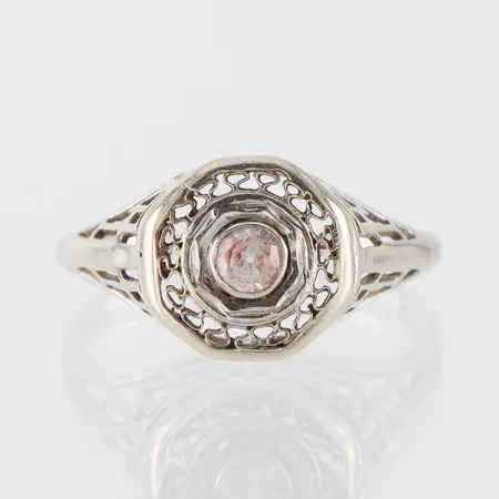 Ring med sten,vitguld,storlek 16 ½ mm, bredd 1.2-9.7 mm,14k. Vikt: 2 g