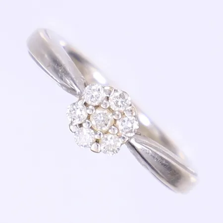 Ring med dia tot ca 0,15ct, stl 17¾, bredd 3-7mm, gravyr, vitguld 18K Vikt: 5,2 g