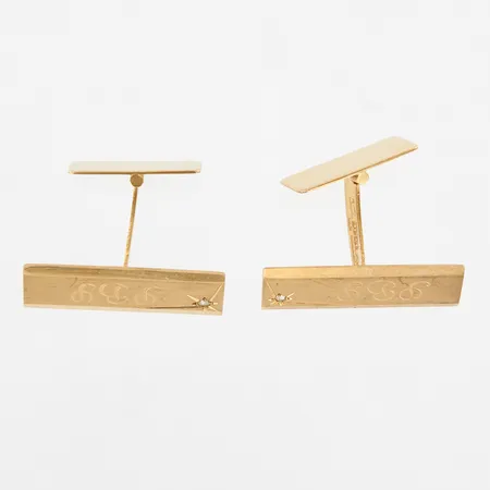 Ett par manschettknappar, 25x10mm, diamanter 2x0,01ct, gravyr, skevheter, 18K Vikt: 10,1 g