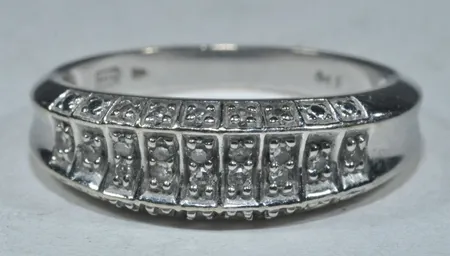 Ring vitguld med briljanter 0,15ct 18k 4,8 gr Ø 18 mm Breed 2,6 - 6 mm Vikt: 4,8 g