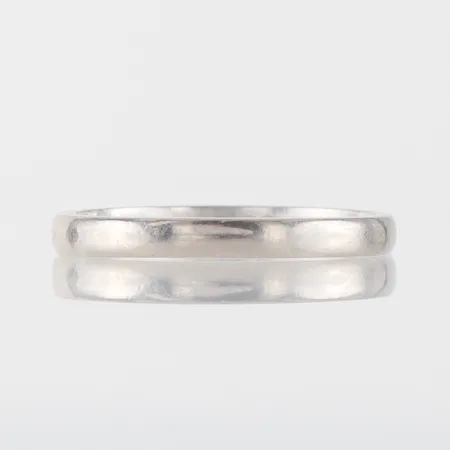 Ring,vitguld,gravyr,storlek 19 ¾ mm, bredd 2.6 mm, 18k. Vikt: 3,8 g