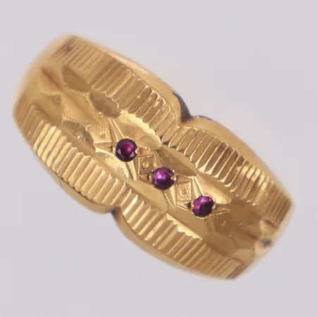 Ring med röda stenar, stl 16½, bredd 9mm, ostämplad, 18K Vikt: 2,2 g