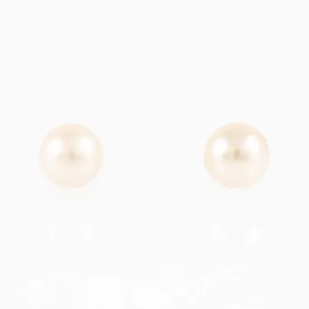 Örhängen i 18K guld med odlade vita pärlor Ø 5,5 mm. Vikt: 0,9g. En snurrebuss saknas, men ny i plast medföljer.