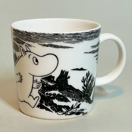 Mugg Mumin från Arabia Äventyr på finska Seikkailu 2009-2013, bland annat från serien Mumin och den gyllene svansen, höjd 8 cm Ø8,5cm, rymmer 0,3l