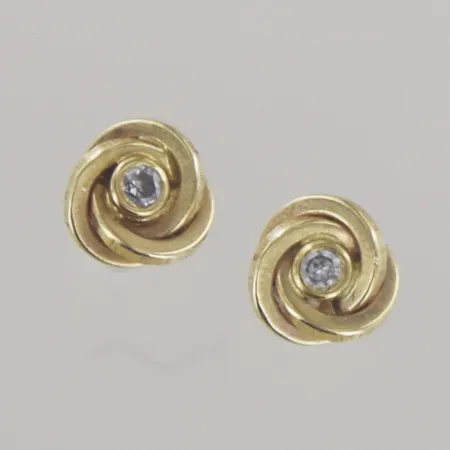 Ett par örhängen, bredd 5,7 mm, 18K Vikt: 0,5 g