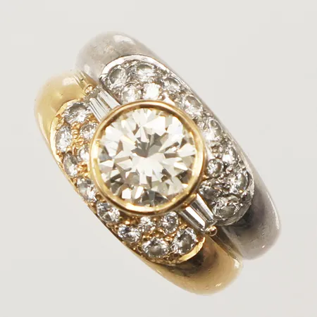 Ring med moissanite, skadad kulett, diamanter 26xca0,02-0,05ct indikerar på syntetiska, stl 19½, bredd 5,1-12,7mm, tvåfärgad, defekt, 18K Vikt: 12,8 g