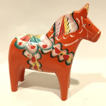 Dalahäst, längd 14cm, stötskador, avslaget trä,