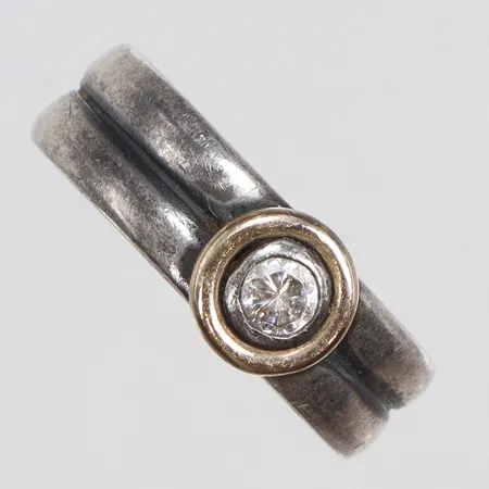 Ring med vit sten, stl 17½, bredd 5mm, ALE, silver, 925/1000 Vikt: 8,5 g