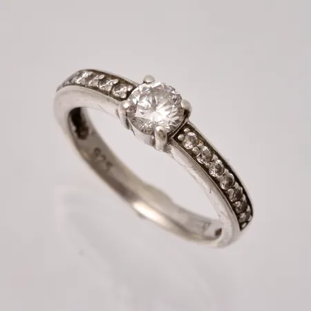 Ring i silver, stl 17, bredd 2,6-5mm, 1st vit sten, mått Ø5mm, 14st små stenar, 8925/1000, tillverkad av Guldfynd, vikt 2,75g.