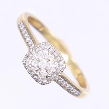 Ring med diamanter 1xca 0,02ct, 4xca 0,03ct, 34xca 0,005ct, stl 17½, bredd 2-7mm, 18K Vikt: 2 g