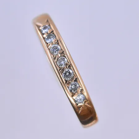 Ring med diamanter 0,14ct, stl 17, bredd 3 mm, graverad, 18K. Vikt: 2,2 g