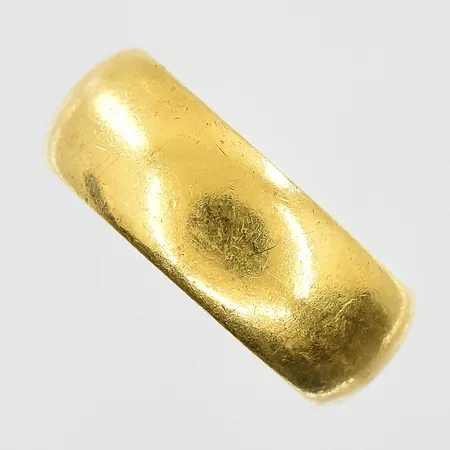 Ring, stl 16, bredd 7 mm, gravyr, 23K. Vikt: 8,3 g