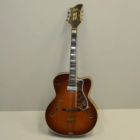 Orkestergitarr Levin Royal archtop år 1949, sunburst, bestyckad med en Electro Wingtone-mikrofon, (ej funktionstestad) bra stränghöjd och spelbarhet, litet urslag på baksidan av huvudet samt vid stämskruv för g-sträng, åldersslitage, extramonterade skruvar vid halsklack, serienummer 219220. levereras i hård orginalfodral Skickas med Bussgods eller PostNord