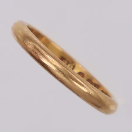 Ring, slät, stl 17½, gravyr, 18K Vikt: 3,6 g
