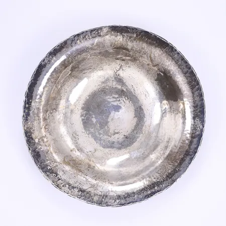 Skål, Alrik Eriksson 2007, hamrad dekor, höjd 2,1, diameter 16,5cm, silver 925/1000 Vikt: 288,5 g
