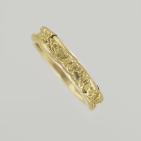 Ring, Ø 18½ mm, bredd 4,3 mm, graverad, 18K Vikt: 6,6 g
