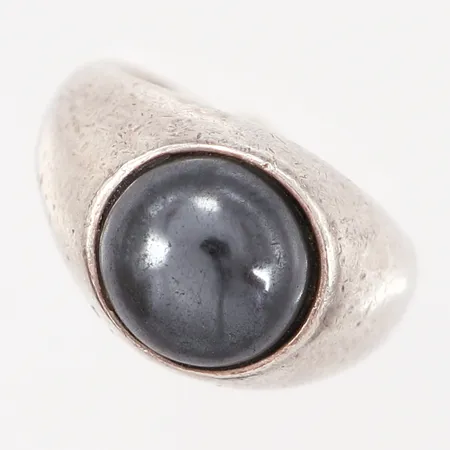 Ring, Ø15, med cabochonslipad hematit Ø11mm, märkt Sisley, skenens bredd 3 - 13mm, något ojämn skena, 925/1000 Silver Vikt: 9,4 g