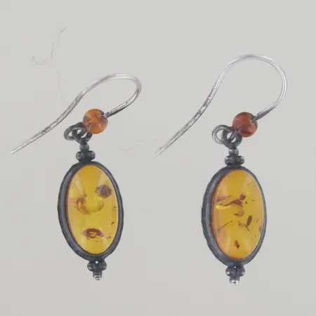 Ett par örhängen med bärnsten, längd 4 cm, bredd 10 mm, silver Vikt: 3,2 g