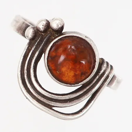 Ring, Ø16¾, bärnsten Ø 9mm, ojämn skena, 830/1000 Silver Vikt: 2,7 g