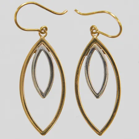 Ett par örhängen, längd inkl krok 37mm, bredd 11,5mm, tvåfärgade, 18K Vikt: 1,6 g