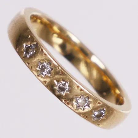 Ring, diamanter 5 x ca0,02ct, stl 17¼, bredd 3,4-3,6mm, Guldfynd, 18K Vikt: 4,9 g