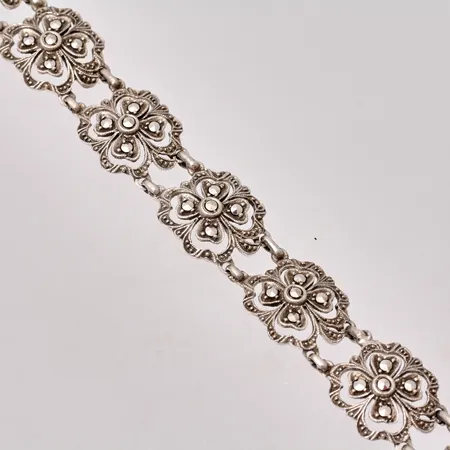 Armband i silver, 17,3cm, bredd 14,mm, Markasiter, 830/1000, 1st ögla saknas vid låset, vikt 16,97g.