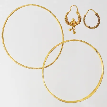 Guldskrot, defekt, udda, skadat, ostämplat 18K. Vikt: 15,3 g