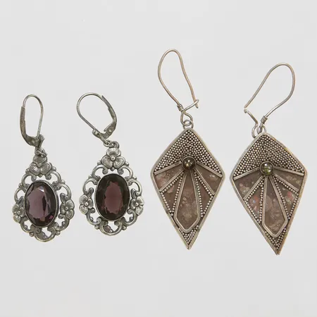 Två par örhängen med stenar, något skeva krokar, 925/1000 silver Vikt: 14,9 g