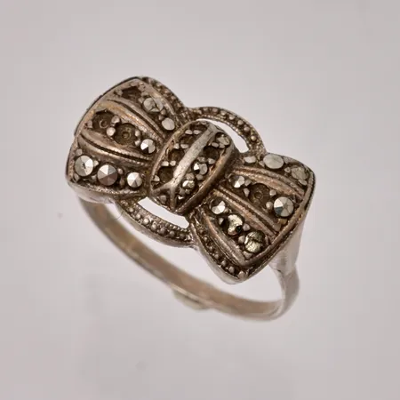 Ring i silver, stl 19½, bredd 2-13mm, Markasiter, flera saknas, 830/1000, vikt 5,5g.