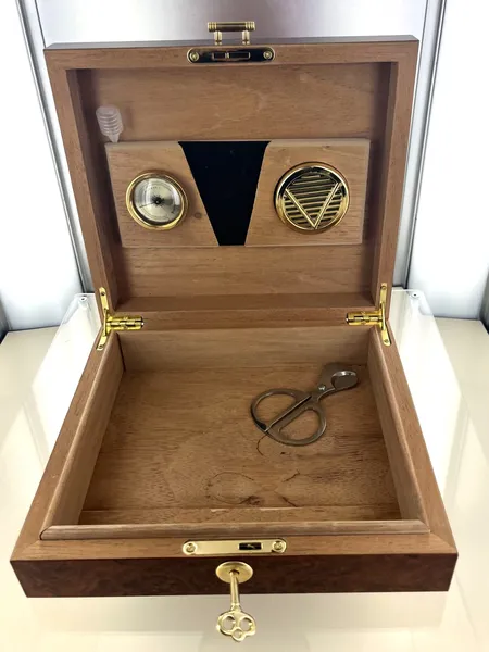 Humidor, 24 x 21 x 14 cm Skickas med postpaket.